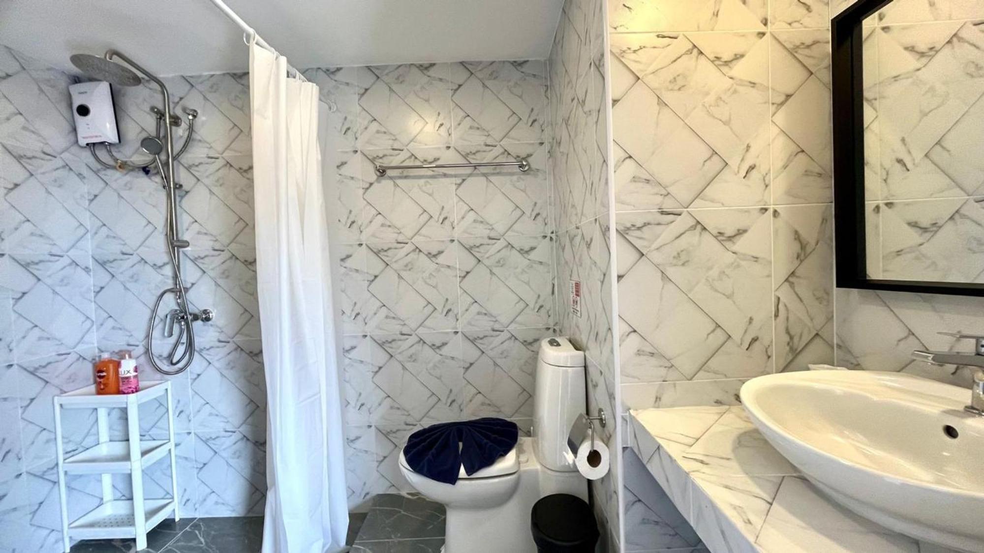 Apartment Partial Seaview On 11 Floor Near Jungceylon, Bangla Street Patong