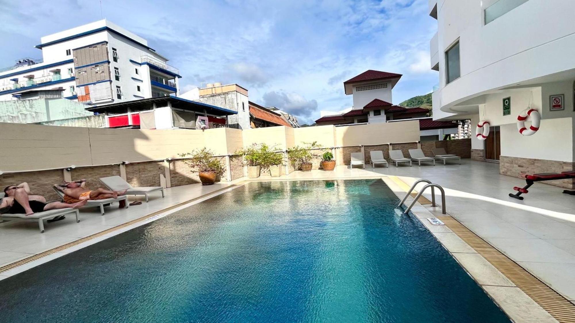 Partial Seaview On 11 Floor Near Jungceylon, Bangla Street Apartment