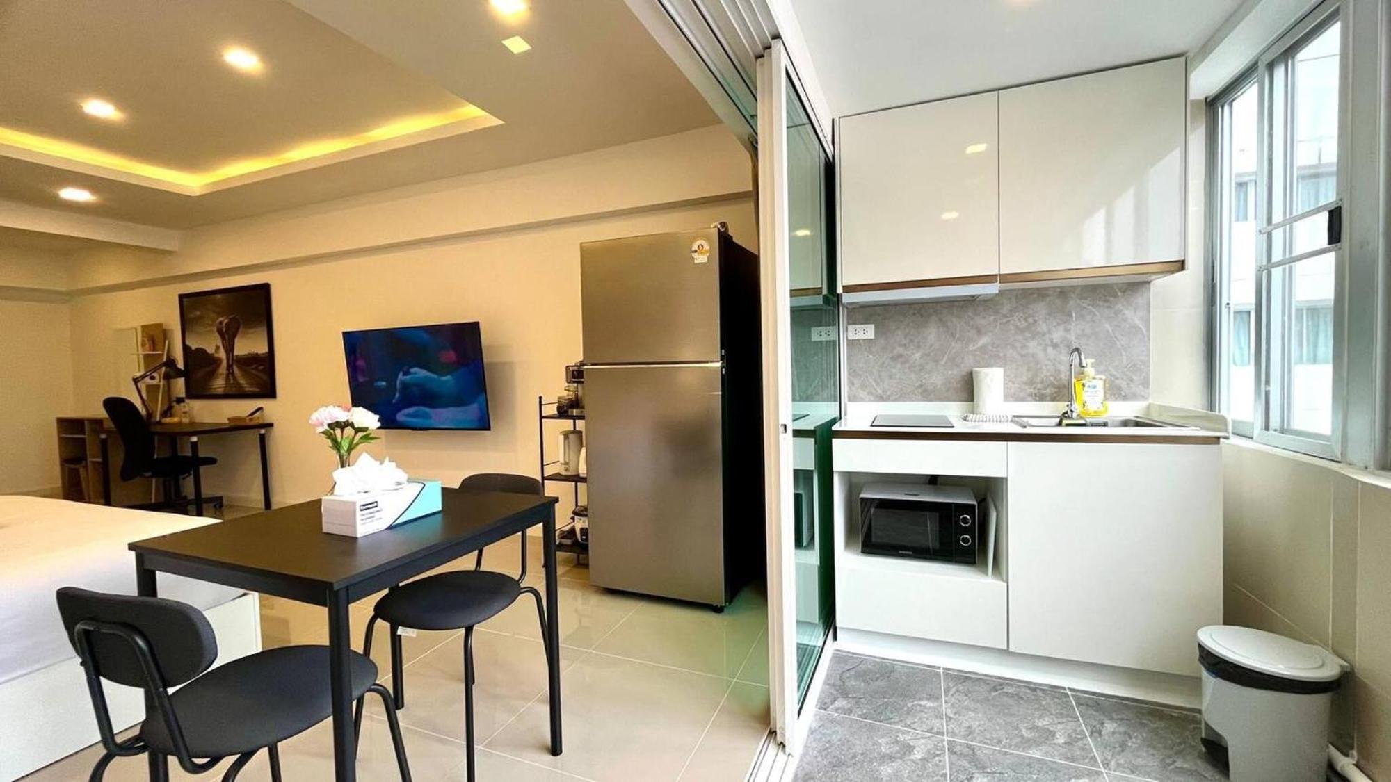 Partial Seaview On 11 Floor Near Jungceylon, Bangla Street Apartment