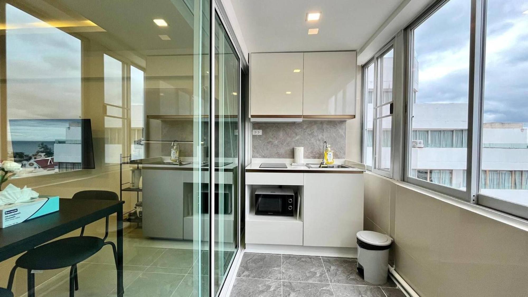 Partial Seaview On 11 Floor Near Jungceylon, Bangla Street Apartment