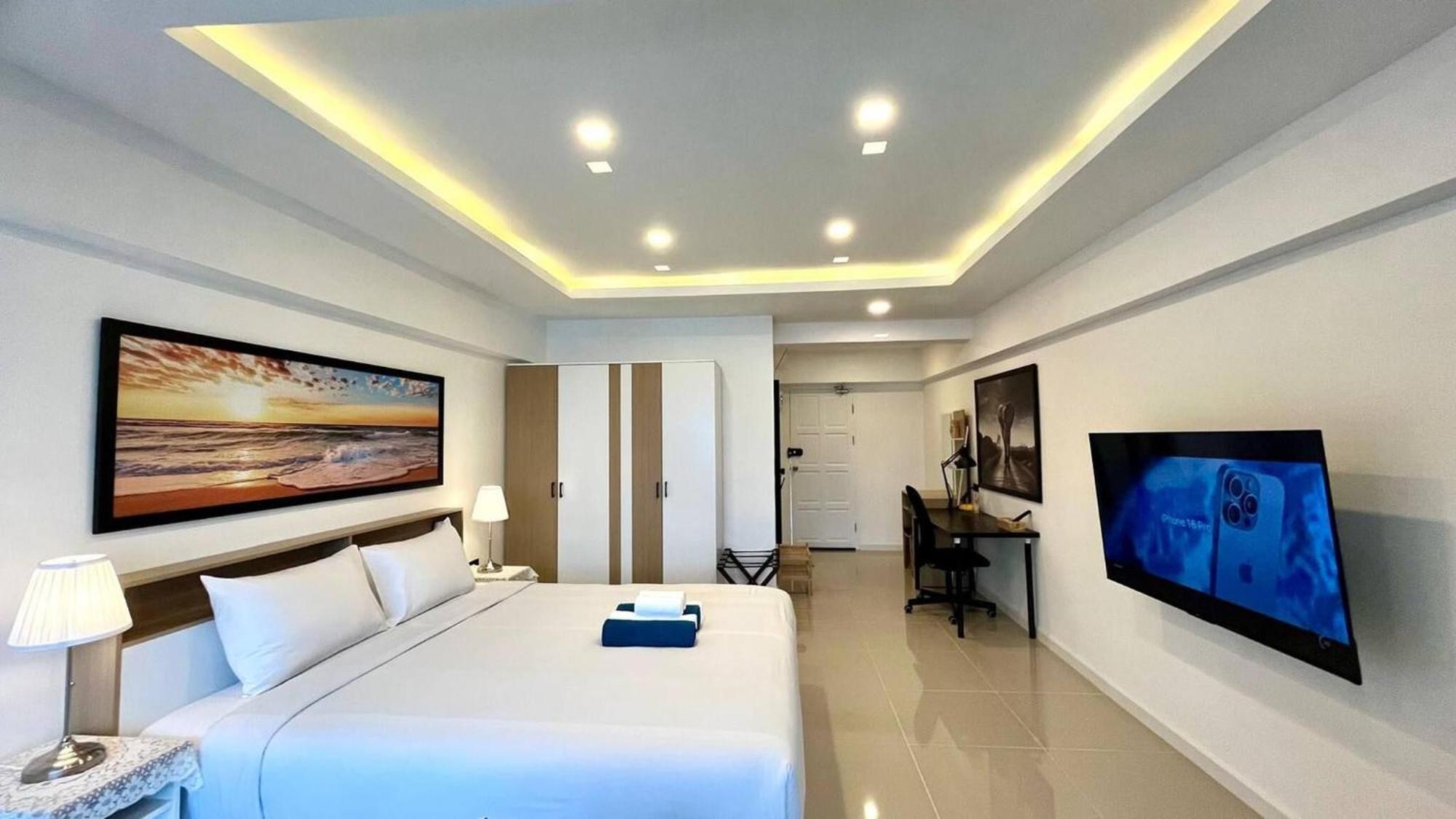 Partial Seaview On 11 Floor Near Jungceylon, Bangla Street * Patong