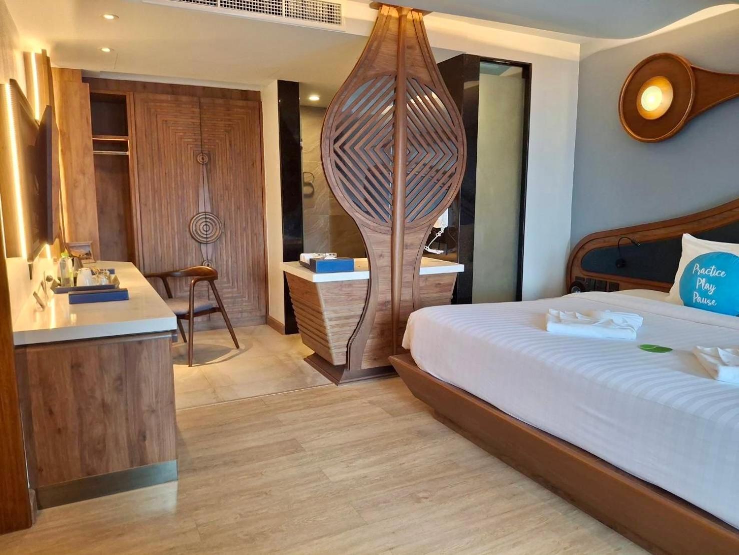 The Oceanic Sportel - Sha Extra