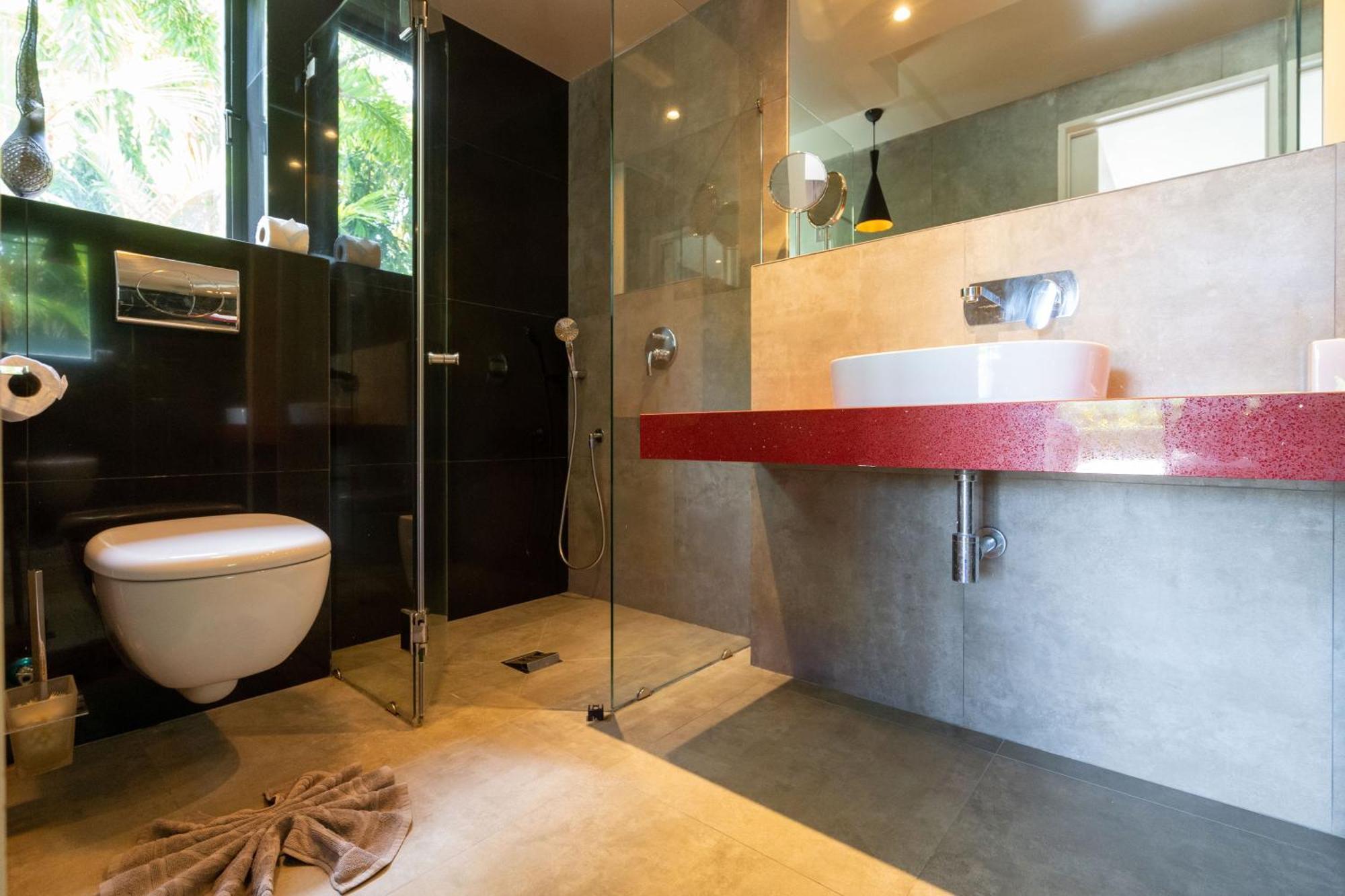 Luxurious 5br Mayacol With 17m Long Pool, Naiharn Villa *