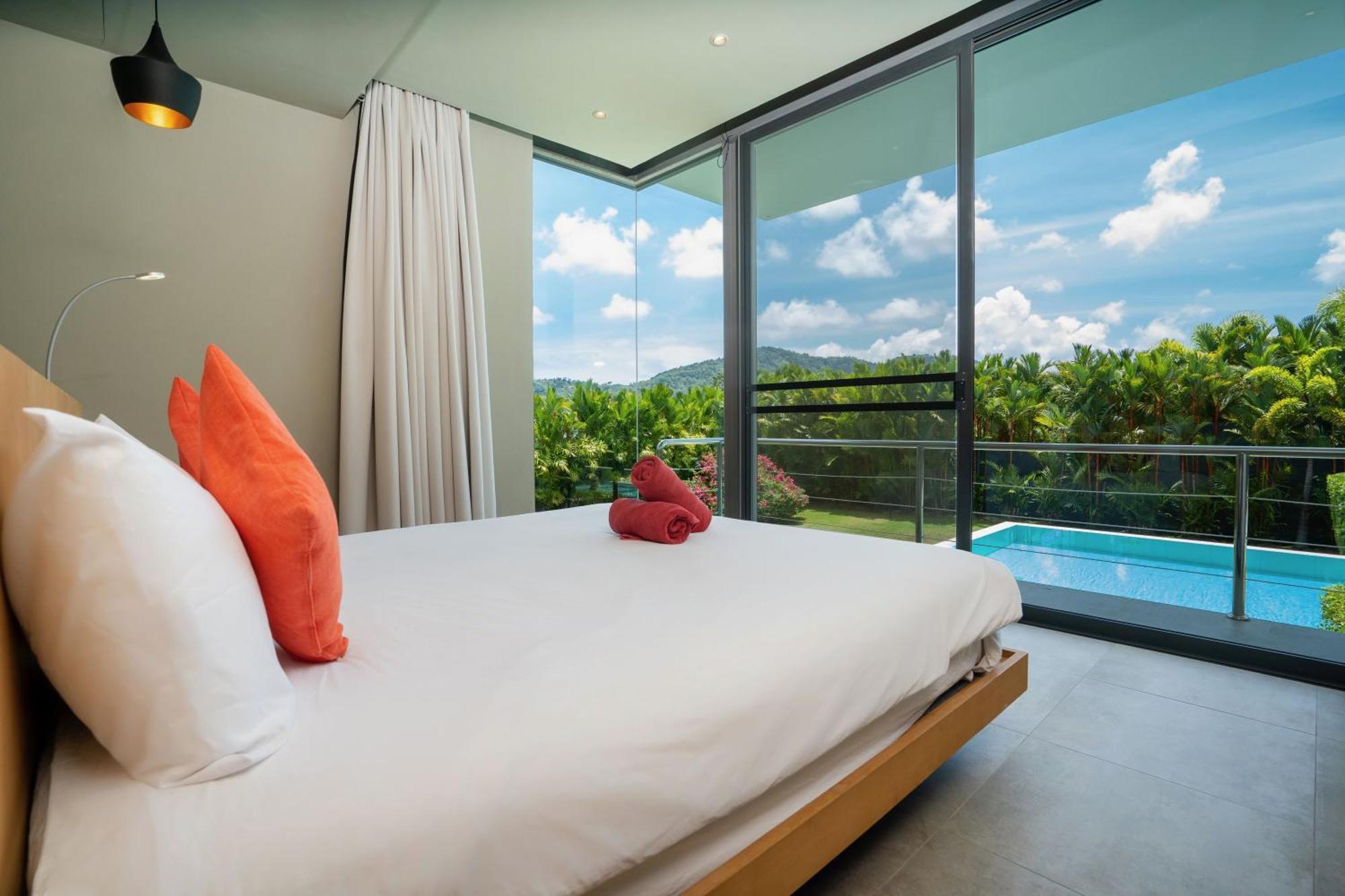 Luxurious 5br Mayacol With 17m Long Pool, Naiharn Villa *