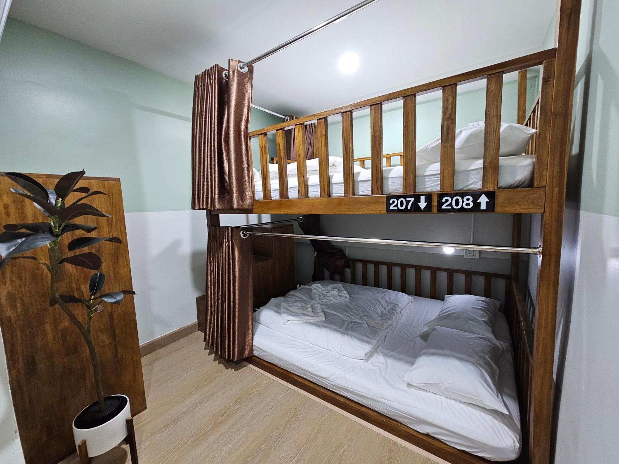 Lub Nai Hostel *