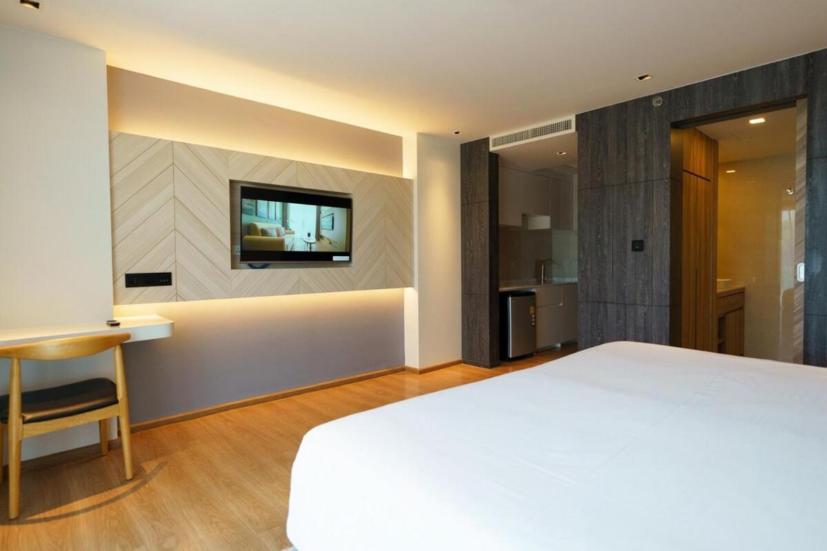 Modern 5-star 3 Pools Gym Apartment