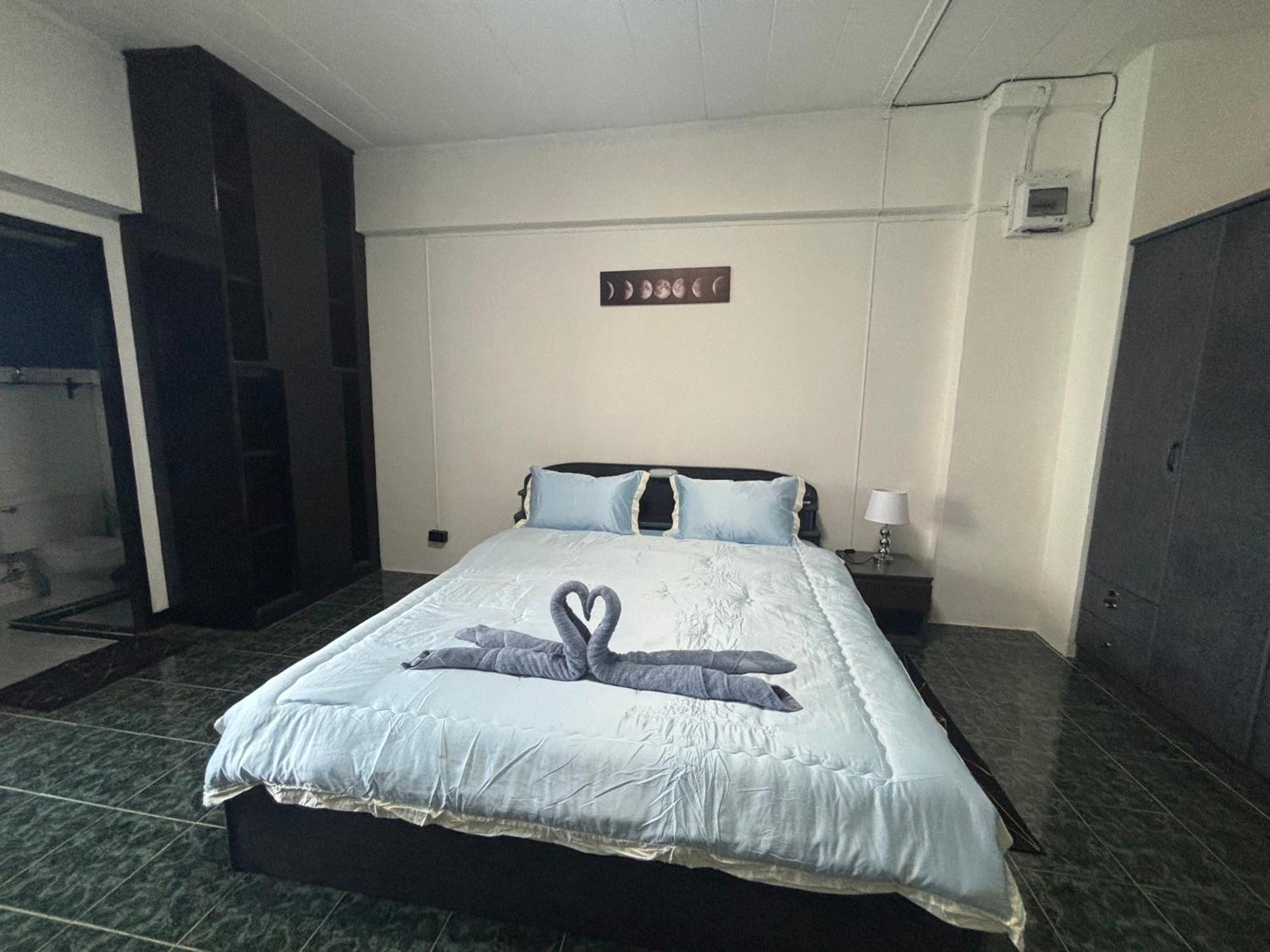 Apartment Monkey 7 *