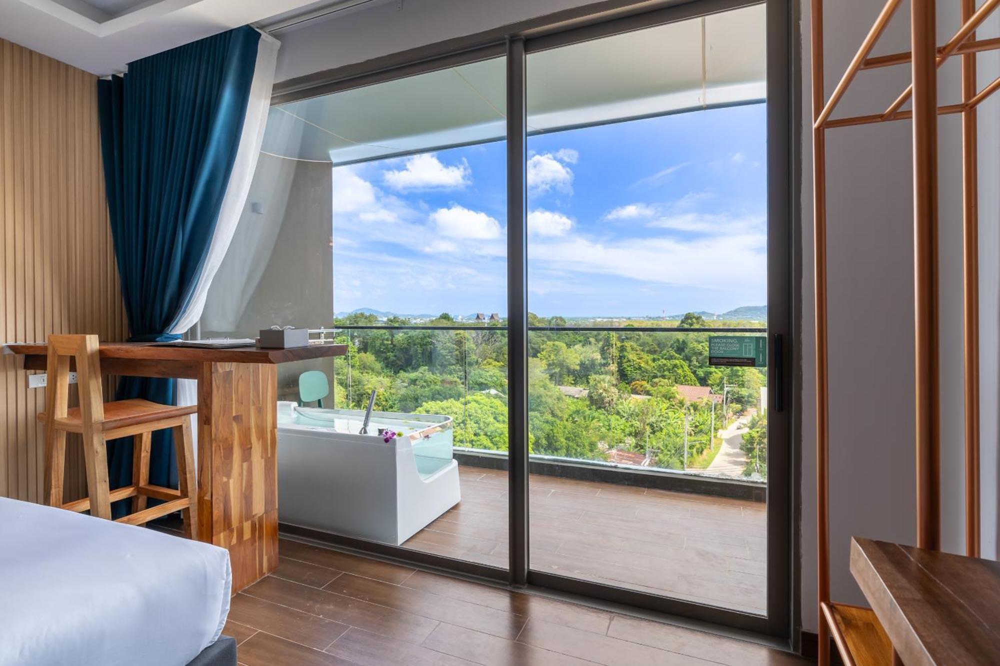 Hotel The Blue Chalong