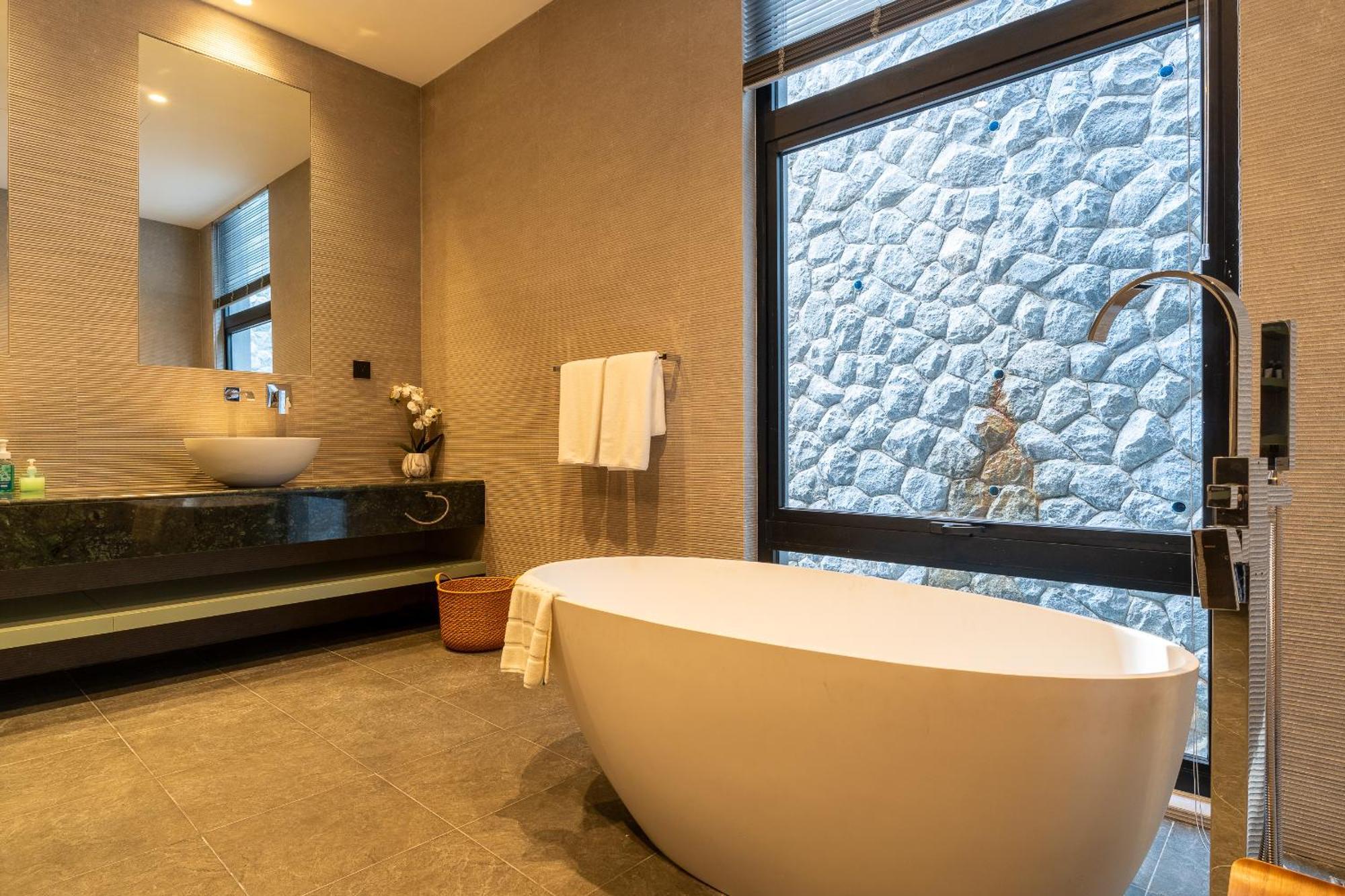Maan Ingfah 5br Hilltop Pool With Panoramic Chalong Bay Views *