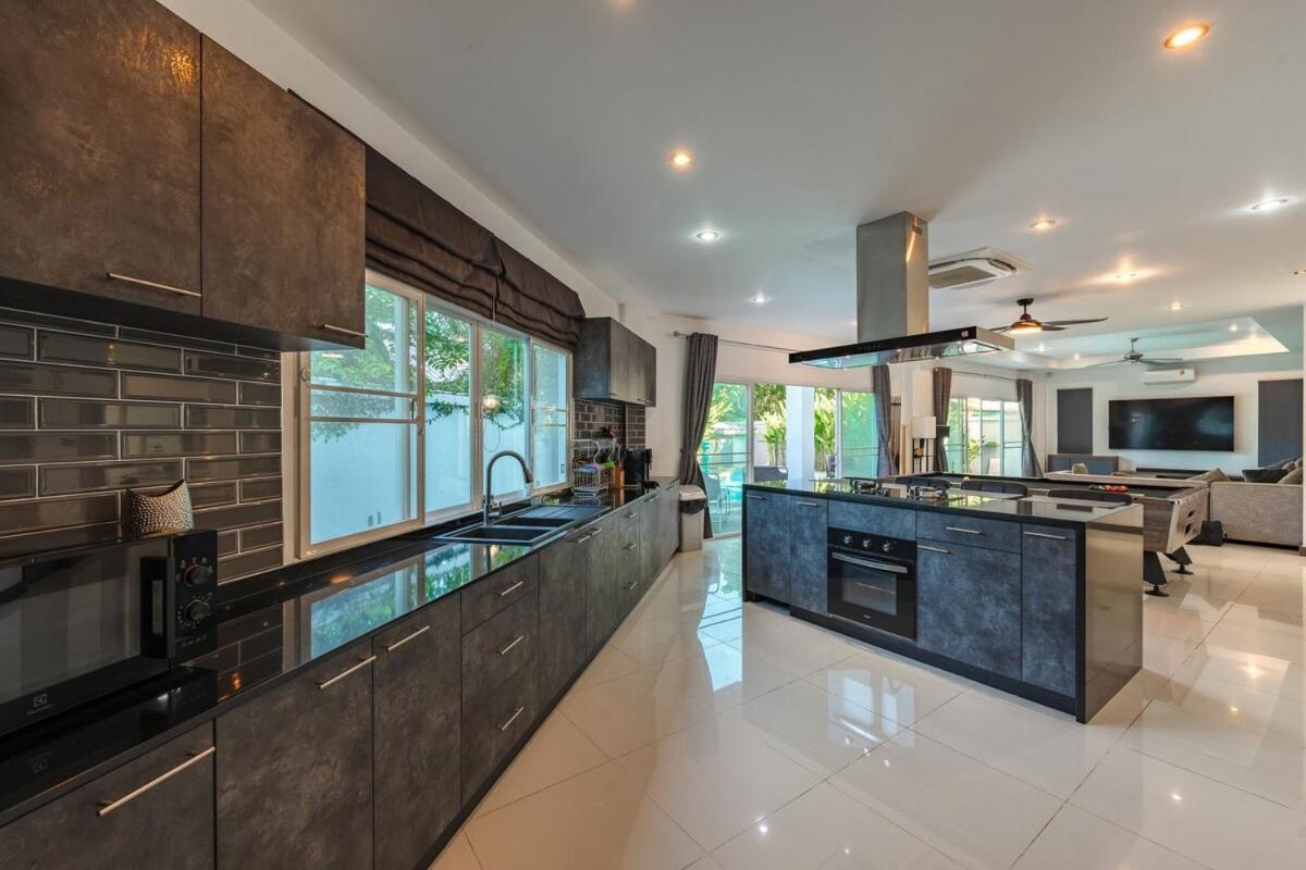 V161 4br Heart Of Rawai, Large Pool , Pool Table Villa Rawai