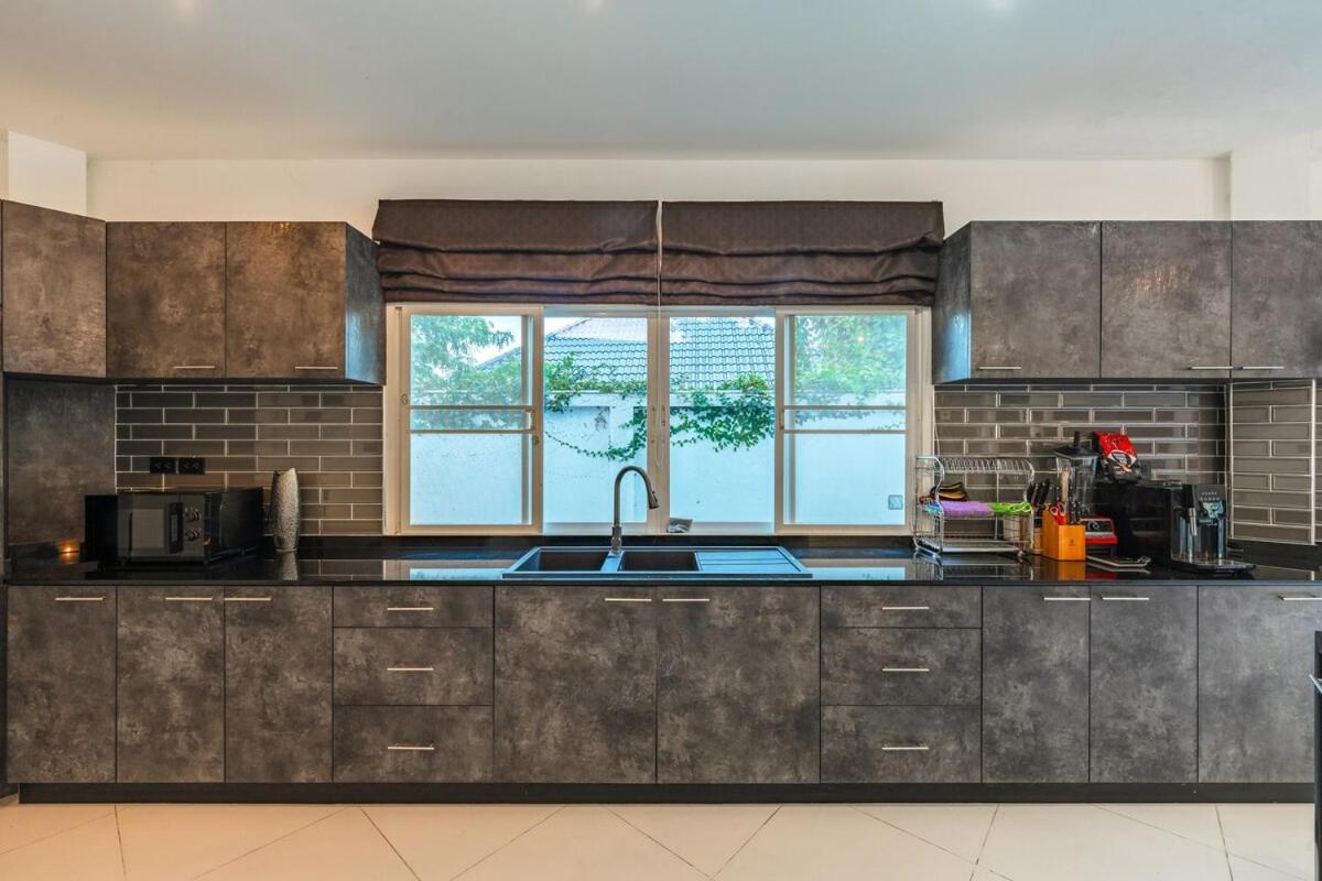 V161 4br Heart Of Rawai, Large Pool , Pool Table Villa Rawai
