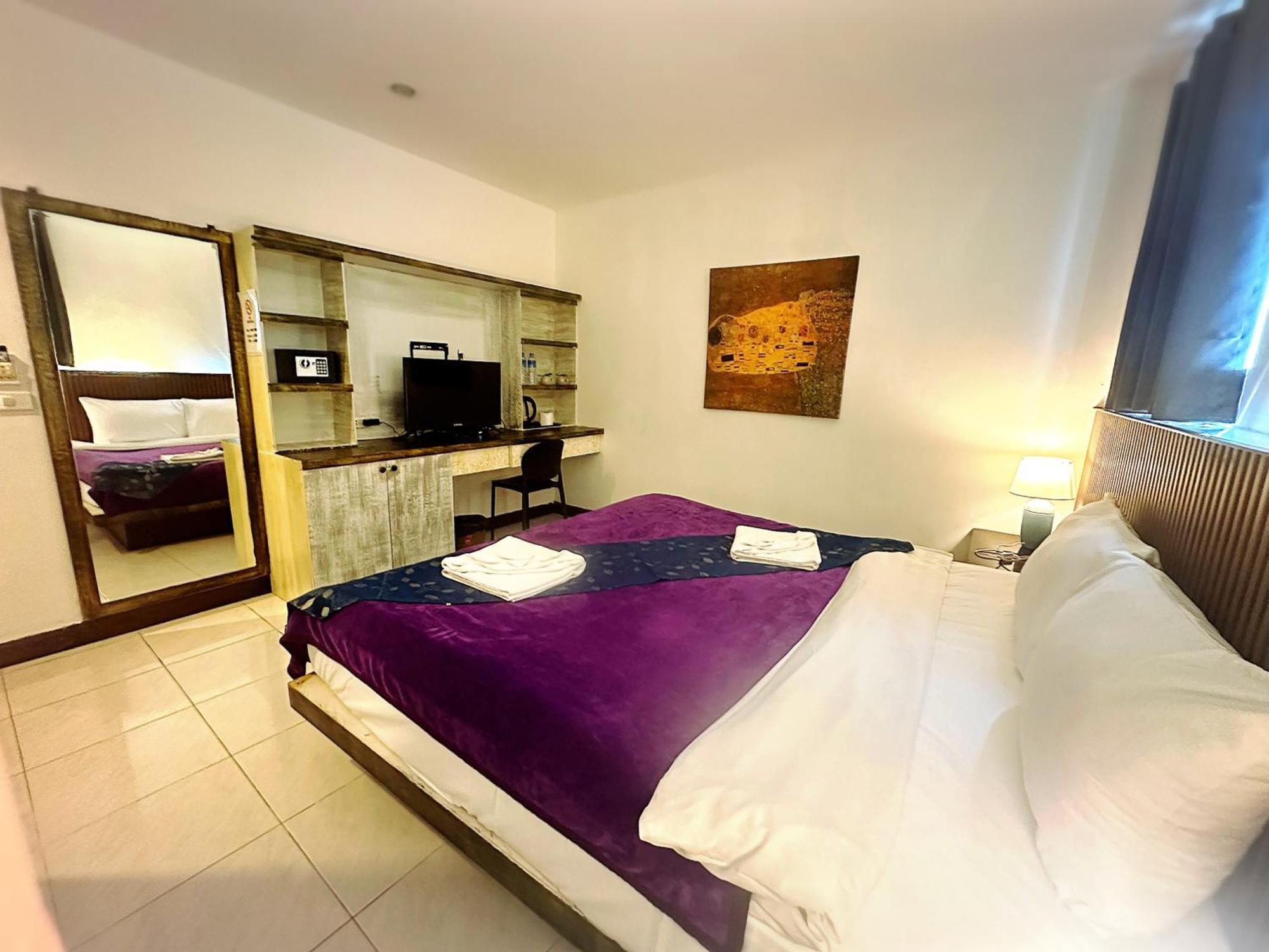 The Shades 50 Meter Front Guest house