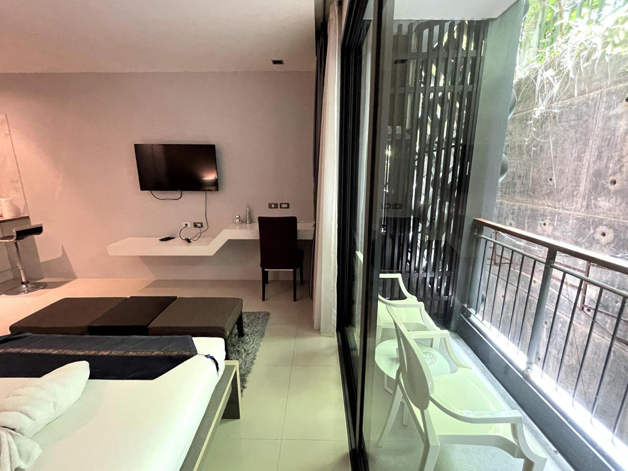 Private At Emerald Terrace *