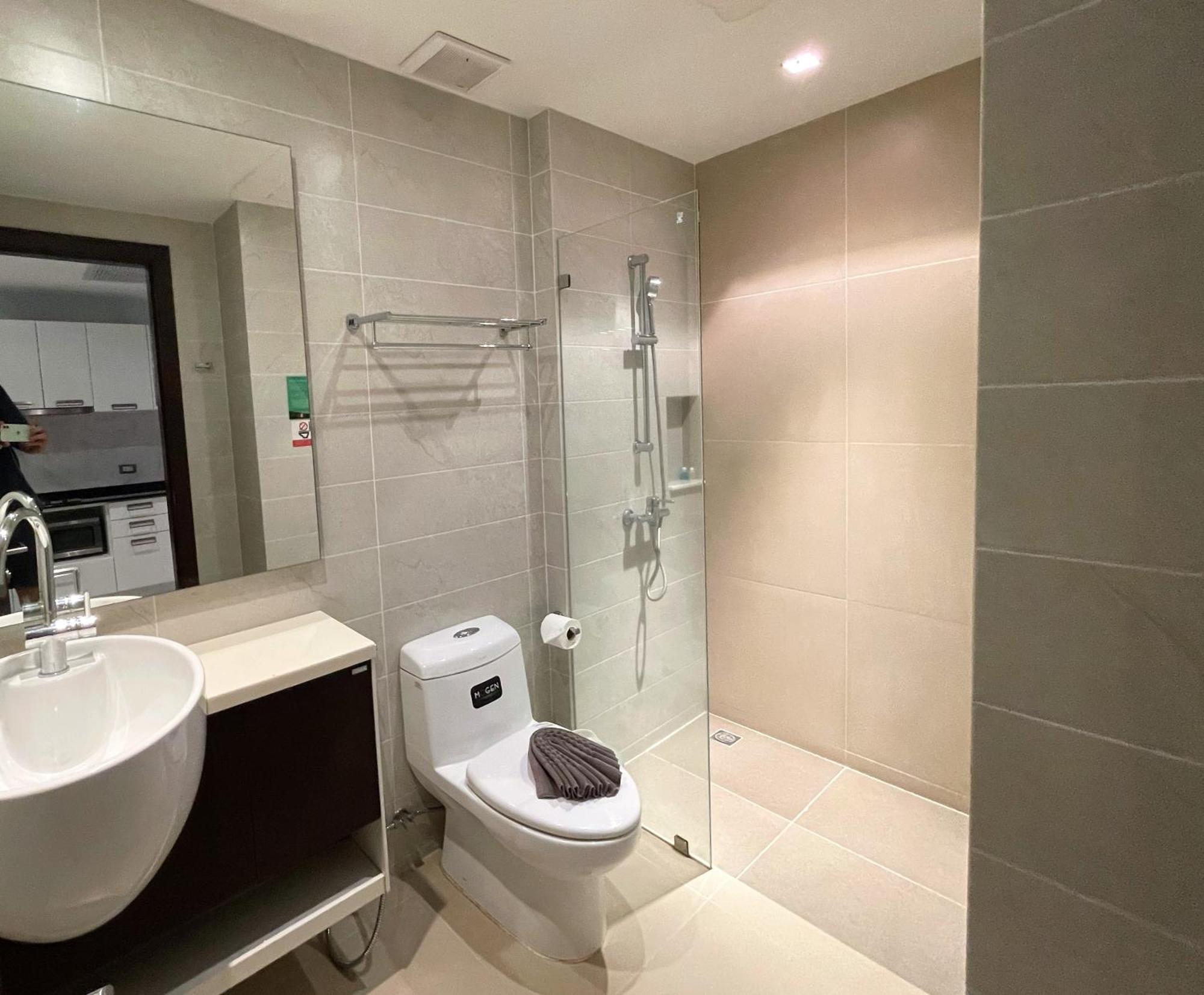 Private At Emerald Terrace Apartment