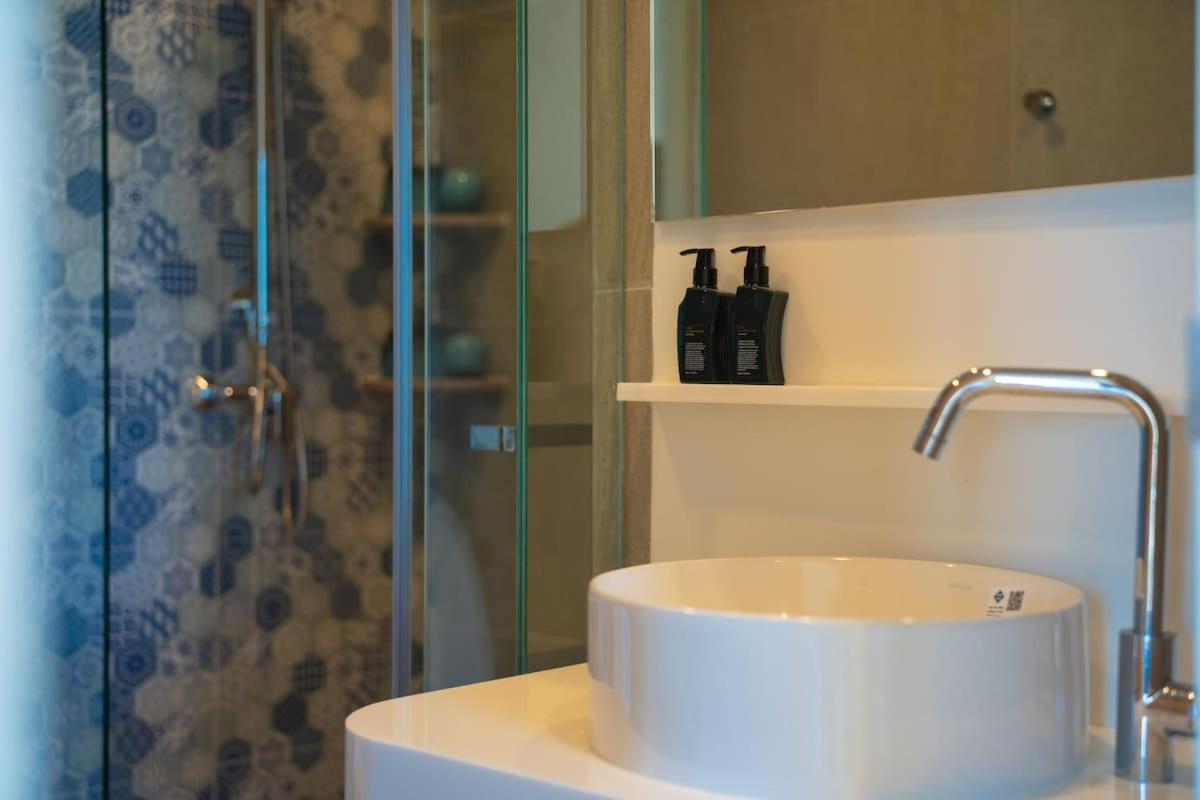 Floor 2bdr In Laguna Lakeside Apartment *