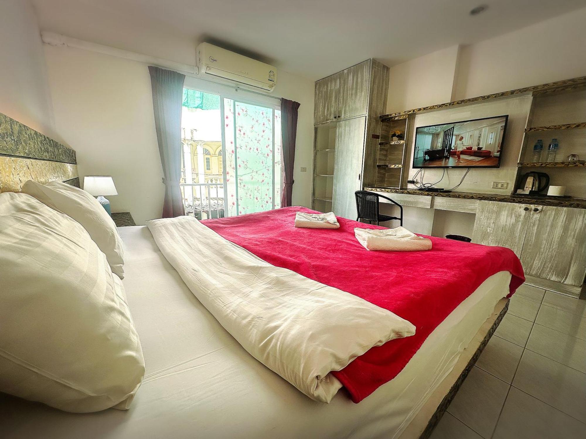 The Shades 50 Meter Front Guest house 3*
