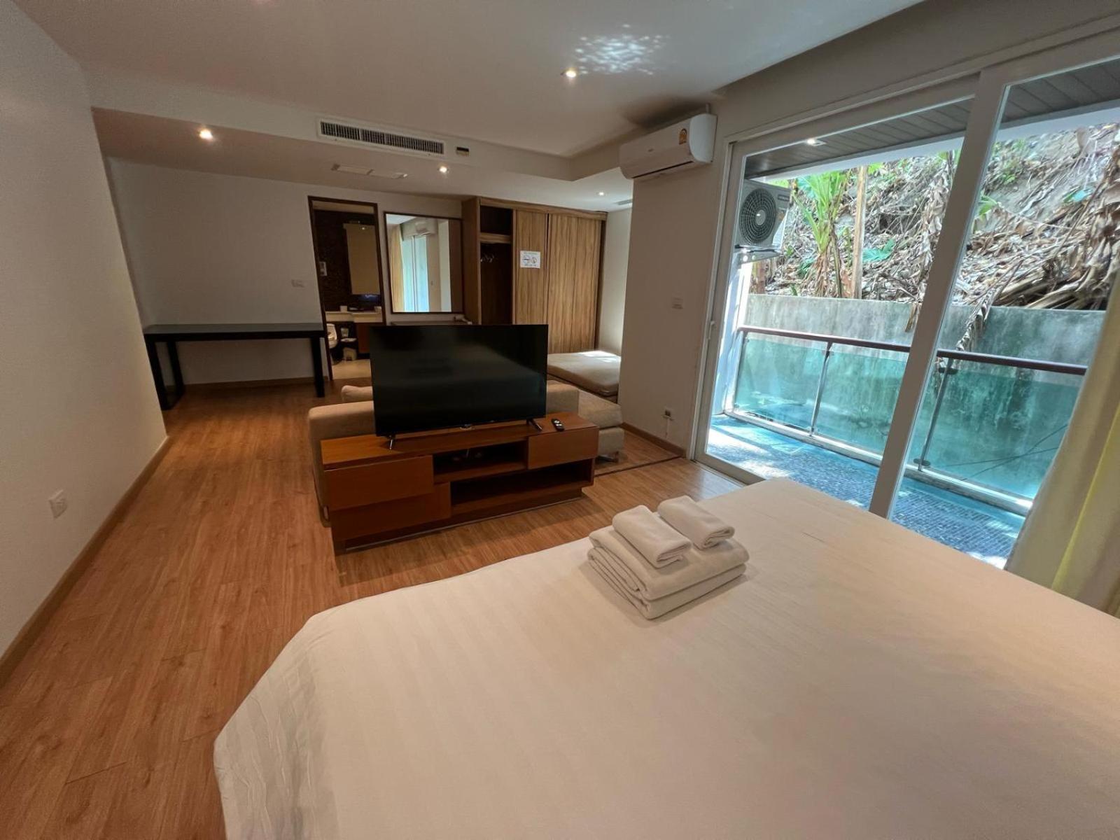 Apartment Luxurious 5 Bedroom Condo, Private Pool, In With Seaview Patong