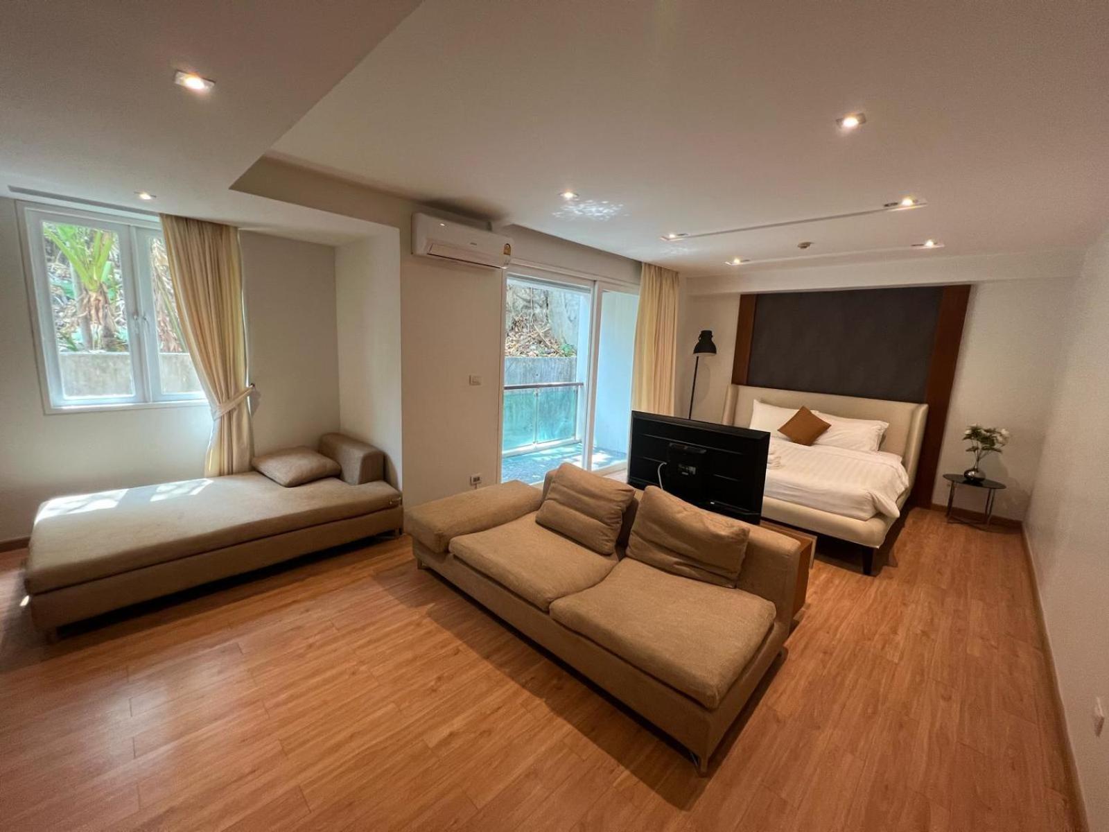 Apartment Luxurious 5 Bedroom Condo, Private Pool, In With Seaview