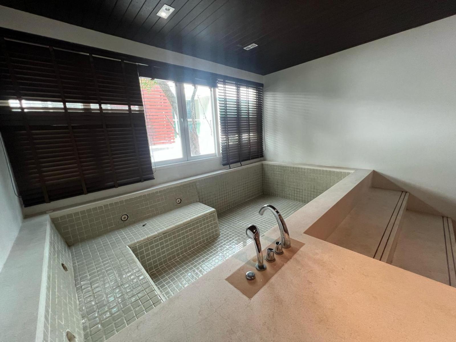 Apartment Luxurious 5 Bedroom Condo, Private Pool, In With Seaview *