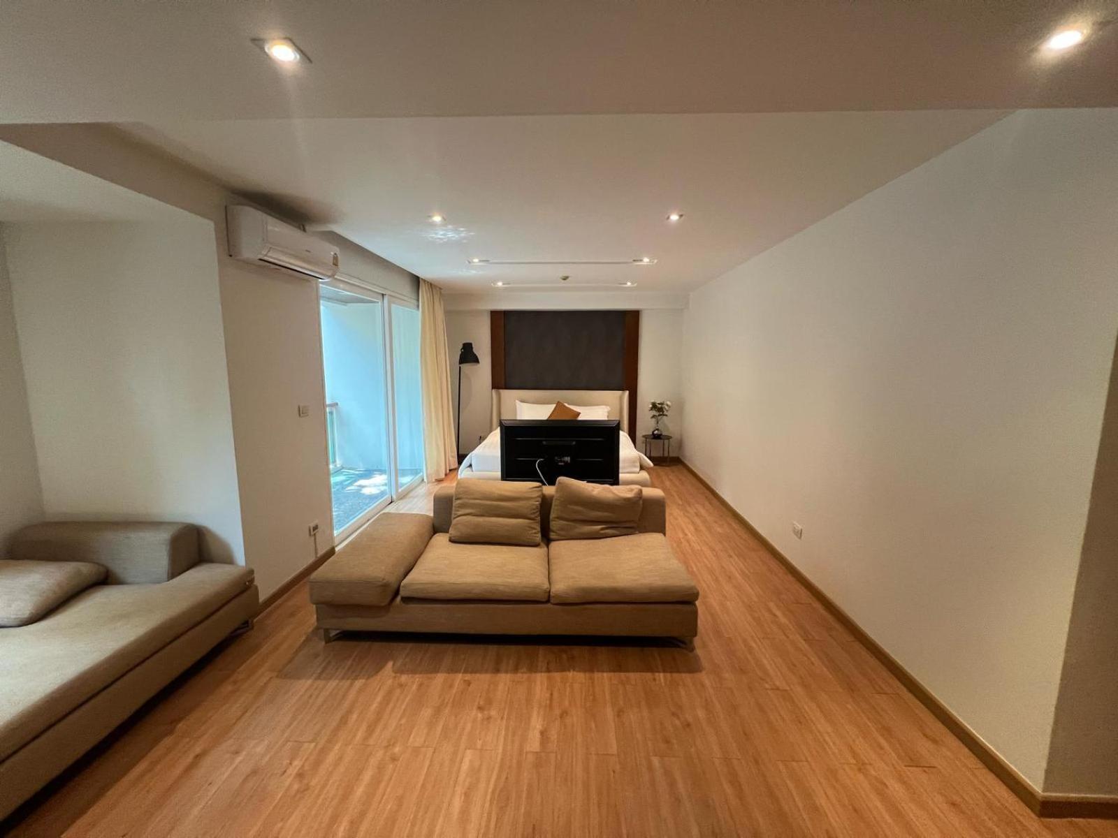 Apartment Luxurious 5 Bedroom Condo, Private Pool, In With Seaview