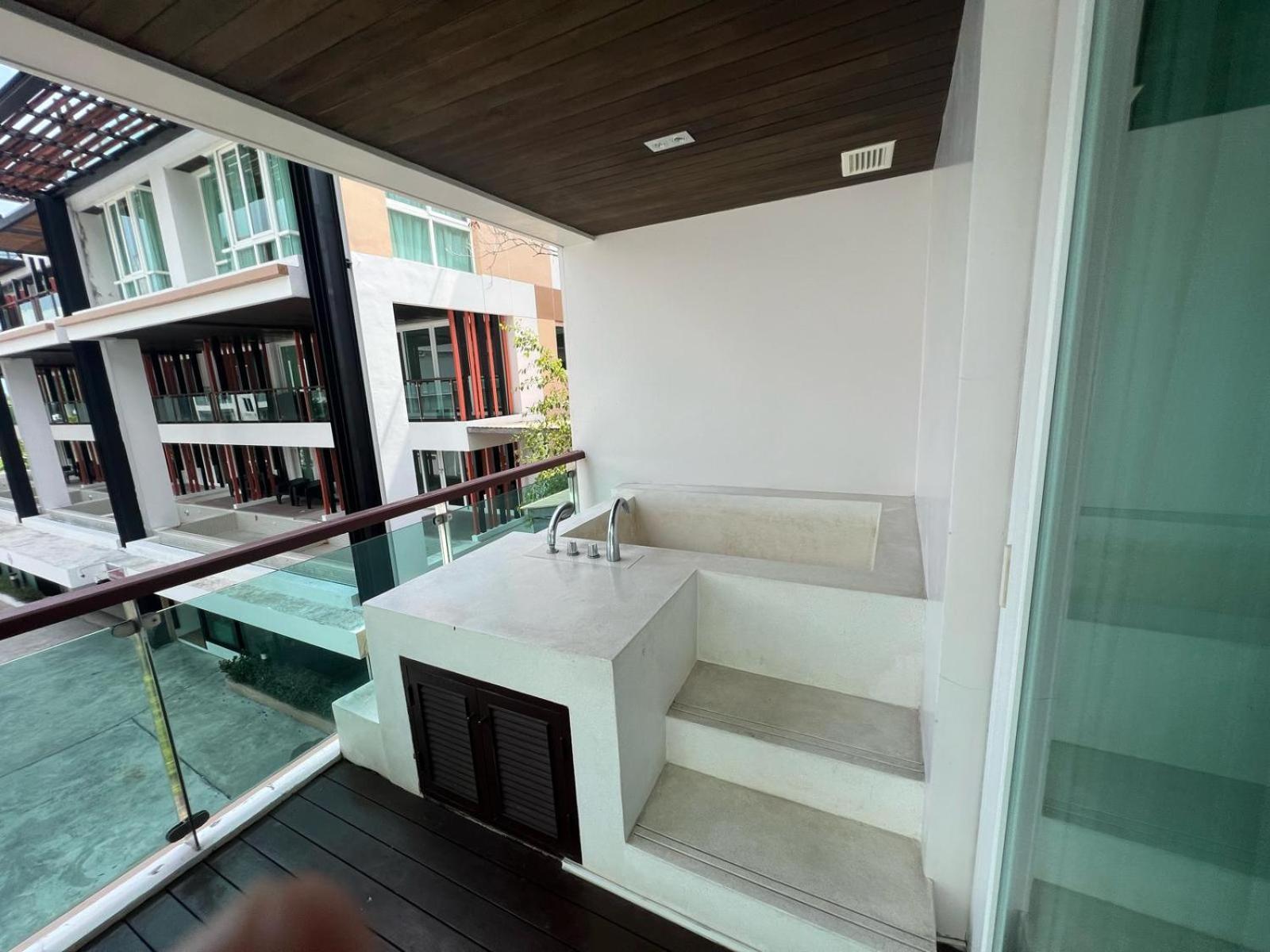 Luxurious 5 Bedroom Condo, Private Pool, In With Seaview *