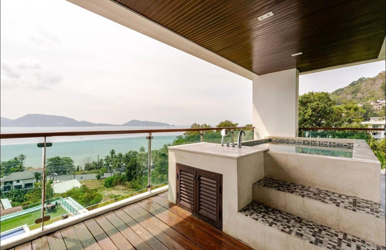Ocean-view Apartment *