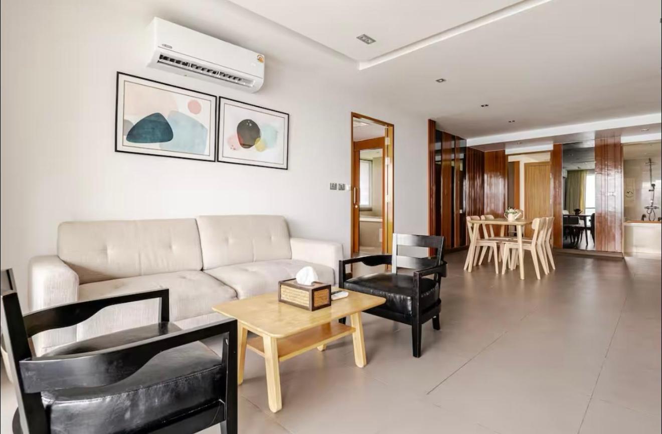 Ocean-view Apartment *
