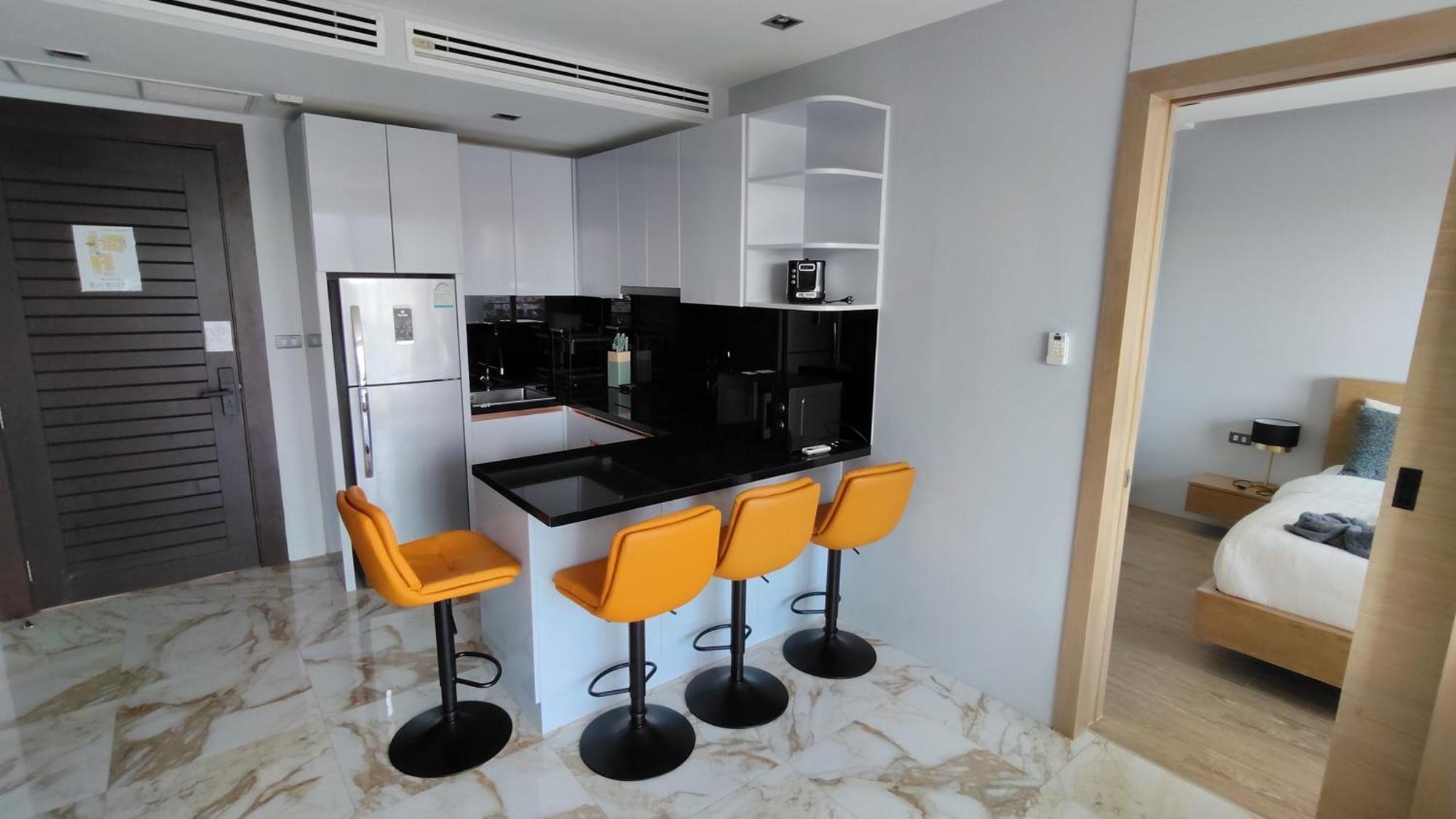 Emerald Terrace 2 Bedrooms Panoramic Ocean View Floor Apartment *