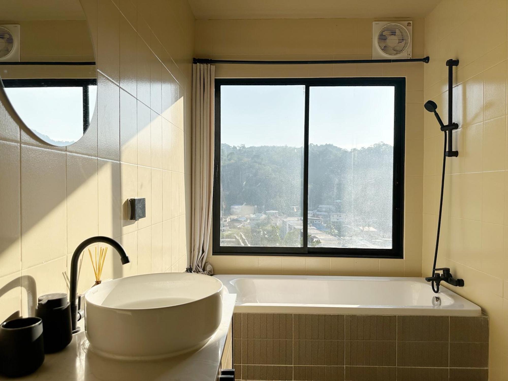 Sea View 3br 2nd Floor *