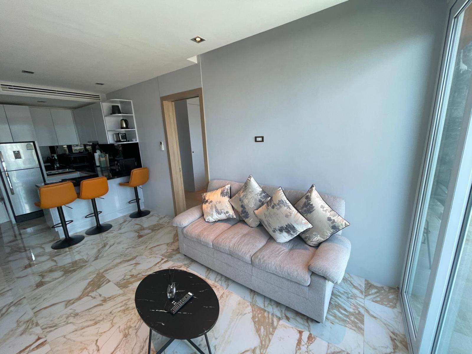 Emerald Terrace 2 Bedrooms Panoramic Ocean View Floor *