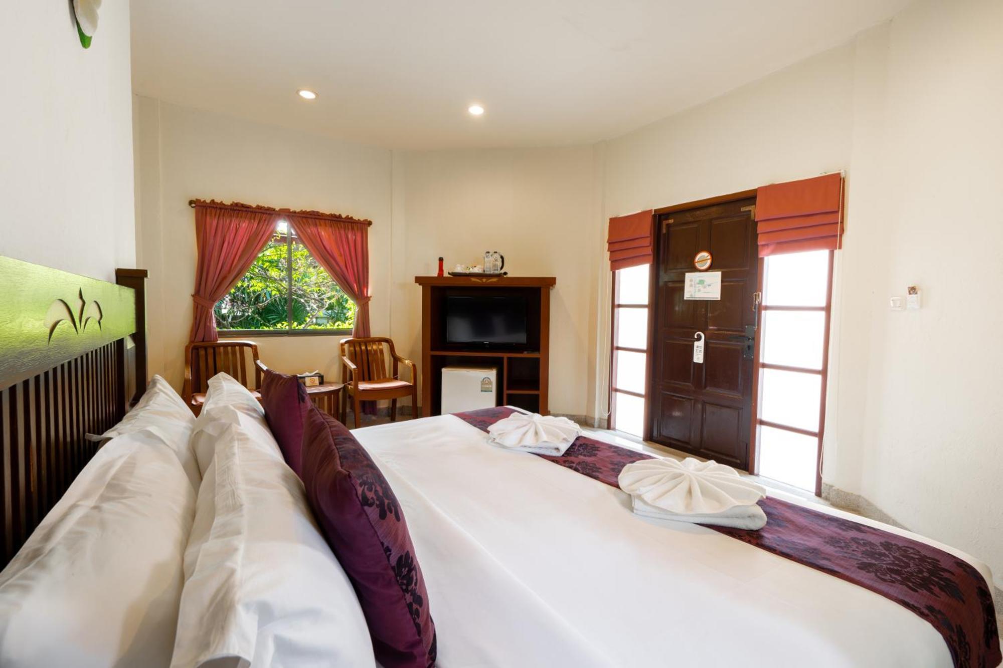 Phuket Leelavadee Hua Ting Resort 4*