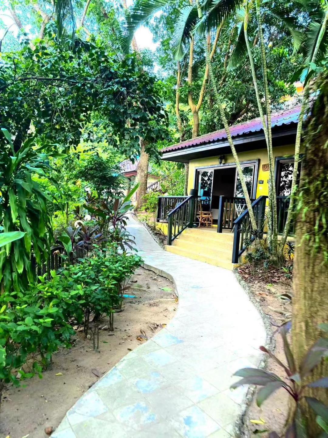 Beautiful Pool Homestay