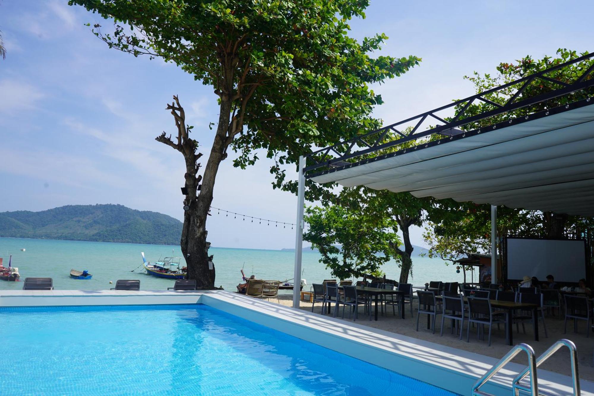 Hotel The Beachfront Phuket