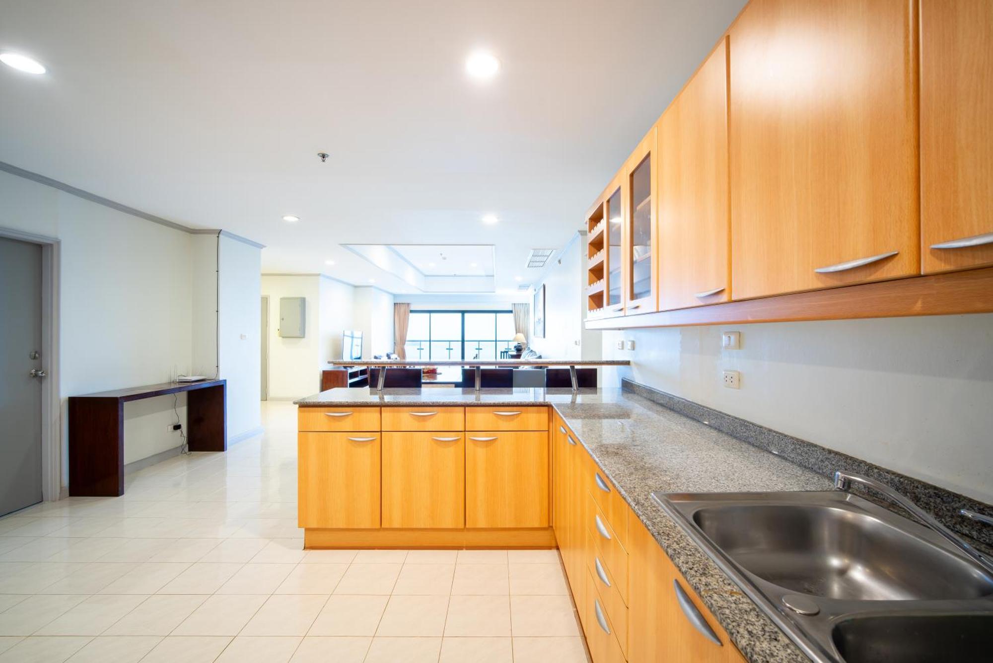 Tower Superior Seaview 3br 2402 *