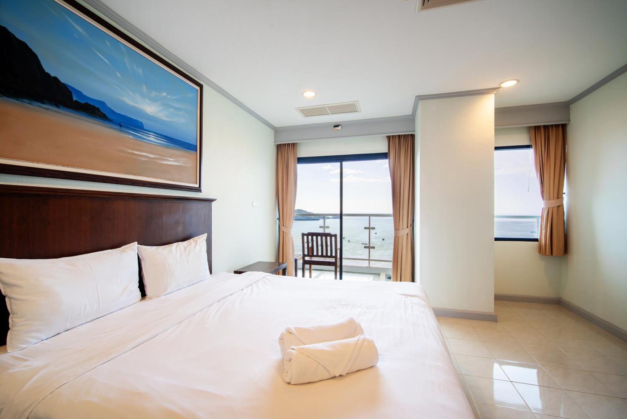 Apartment Tower Superior Seaview 3br 2402 *