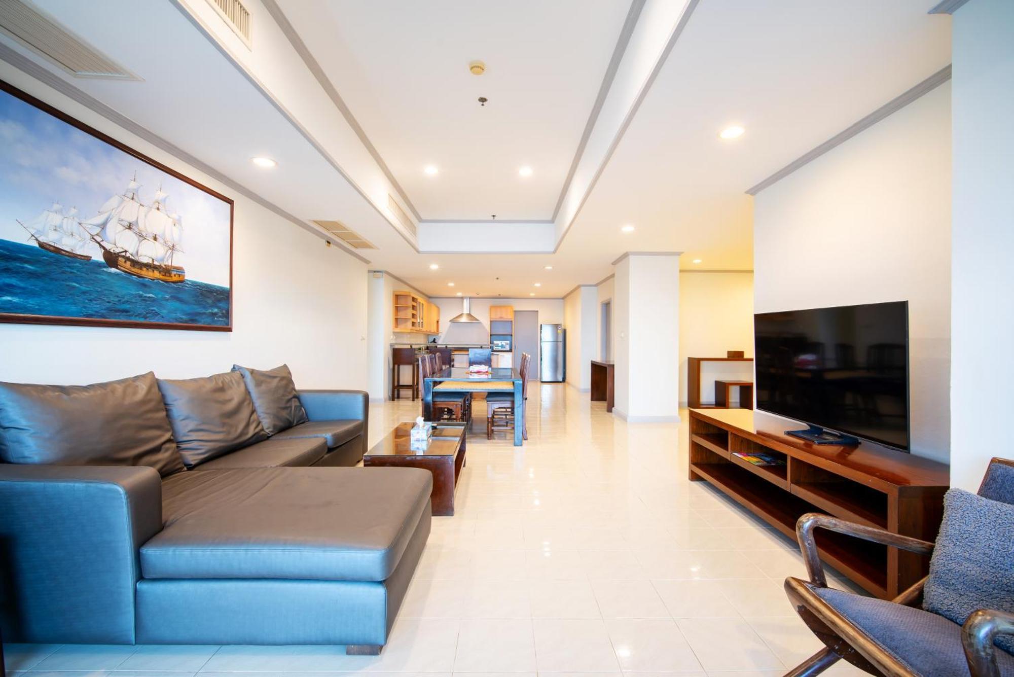 Apartment Tower Superior Seaview 3br 2402 *