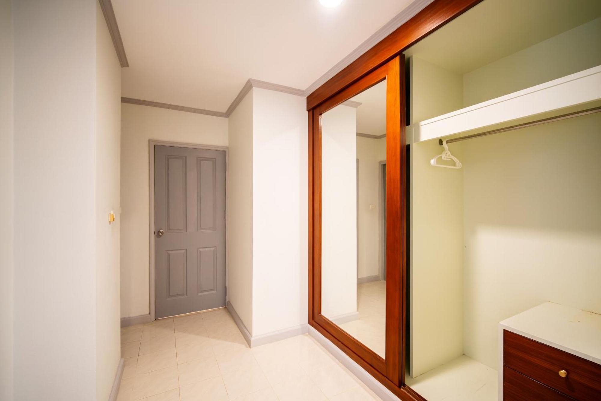 Tower Superior Seaview 3br 2402 *