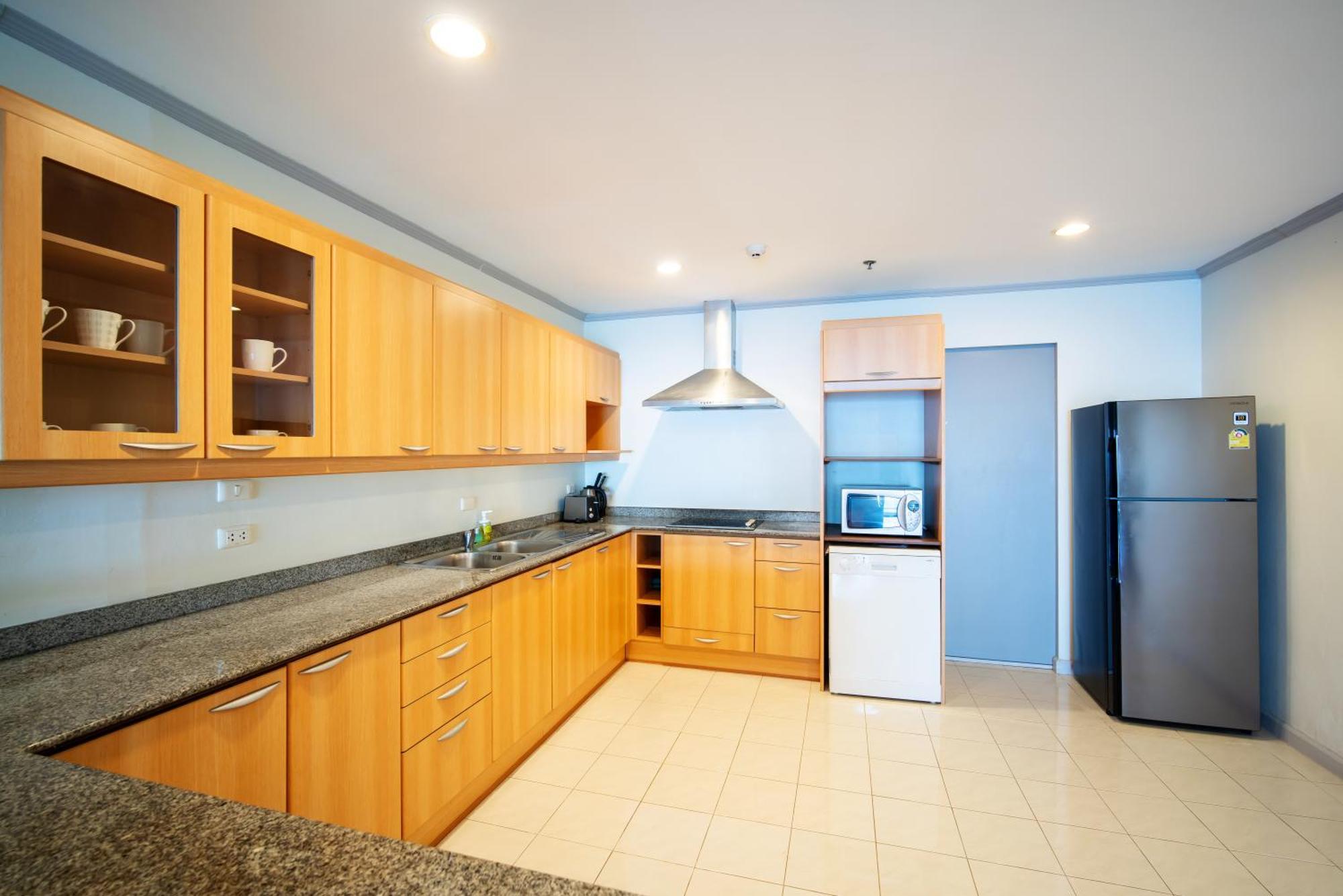 Tower Superior Seaview 3br 2402 *