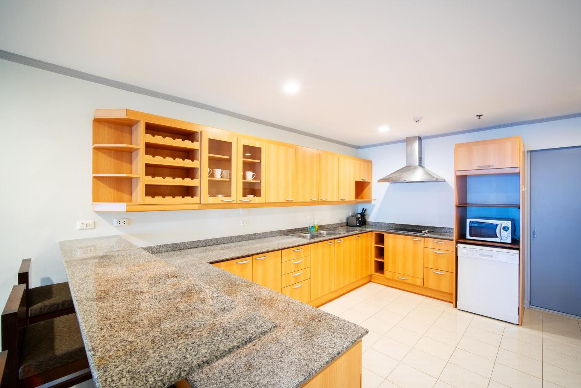 Tower Superior Seaview 3br 2402