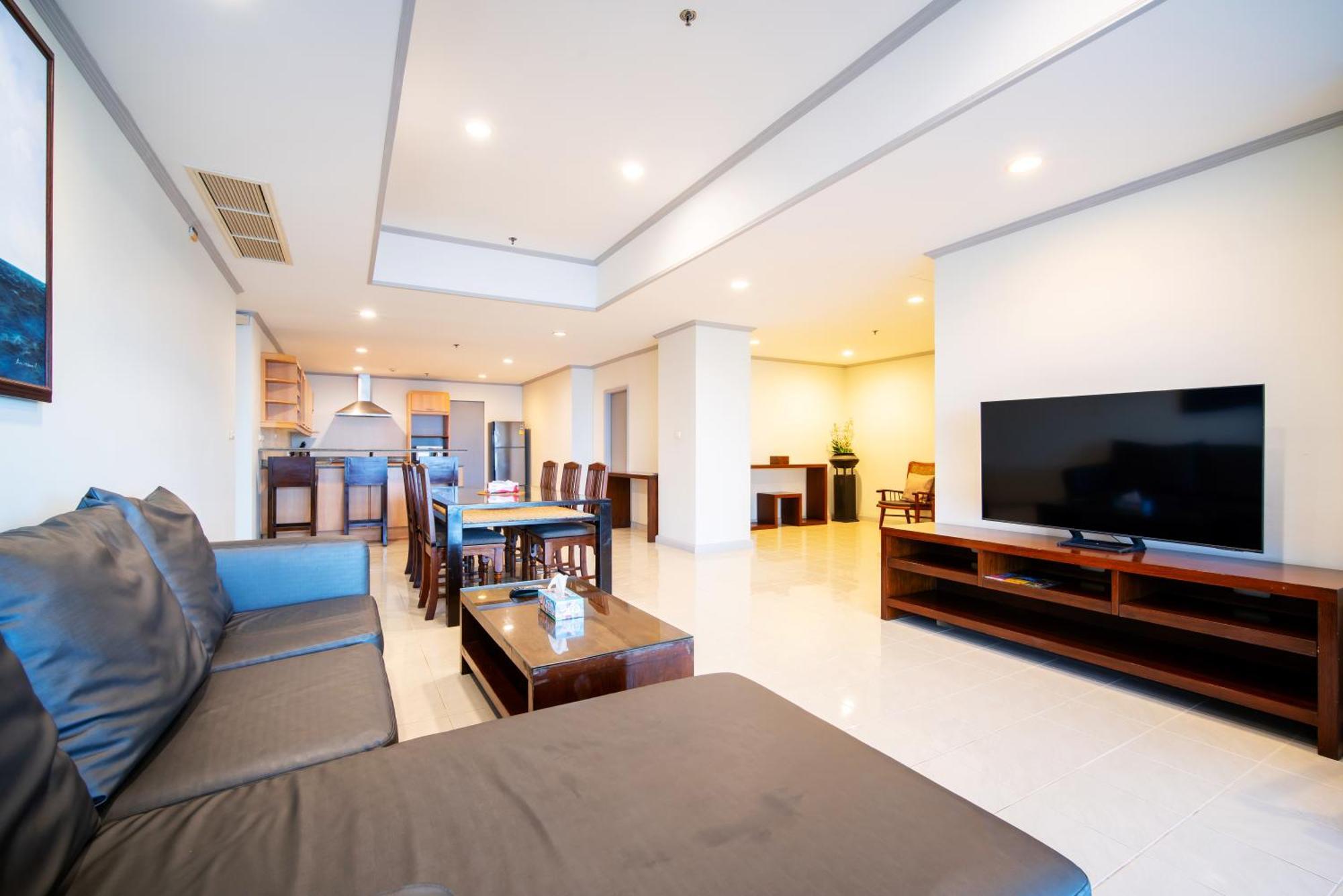 Tower Superior Seaview 3br 2402 Apartment