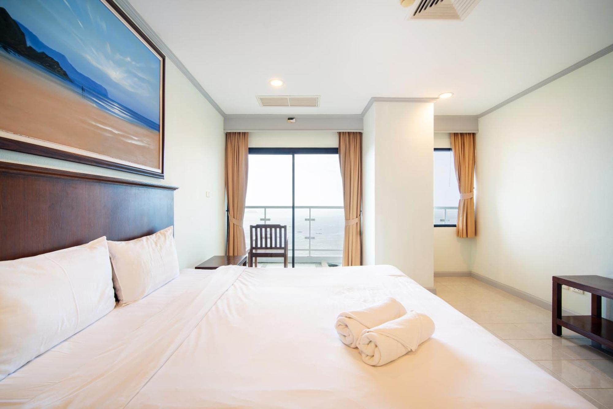 Tower Superior Seaview 3br 2402 Apartment