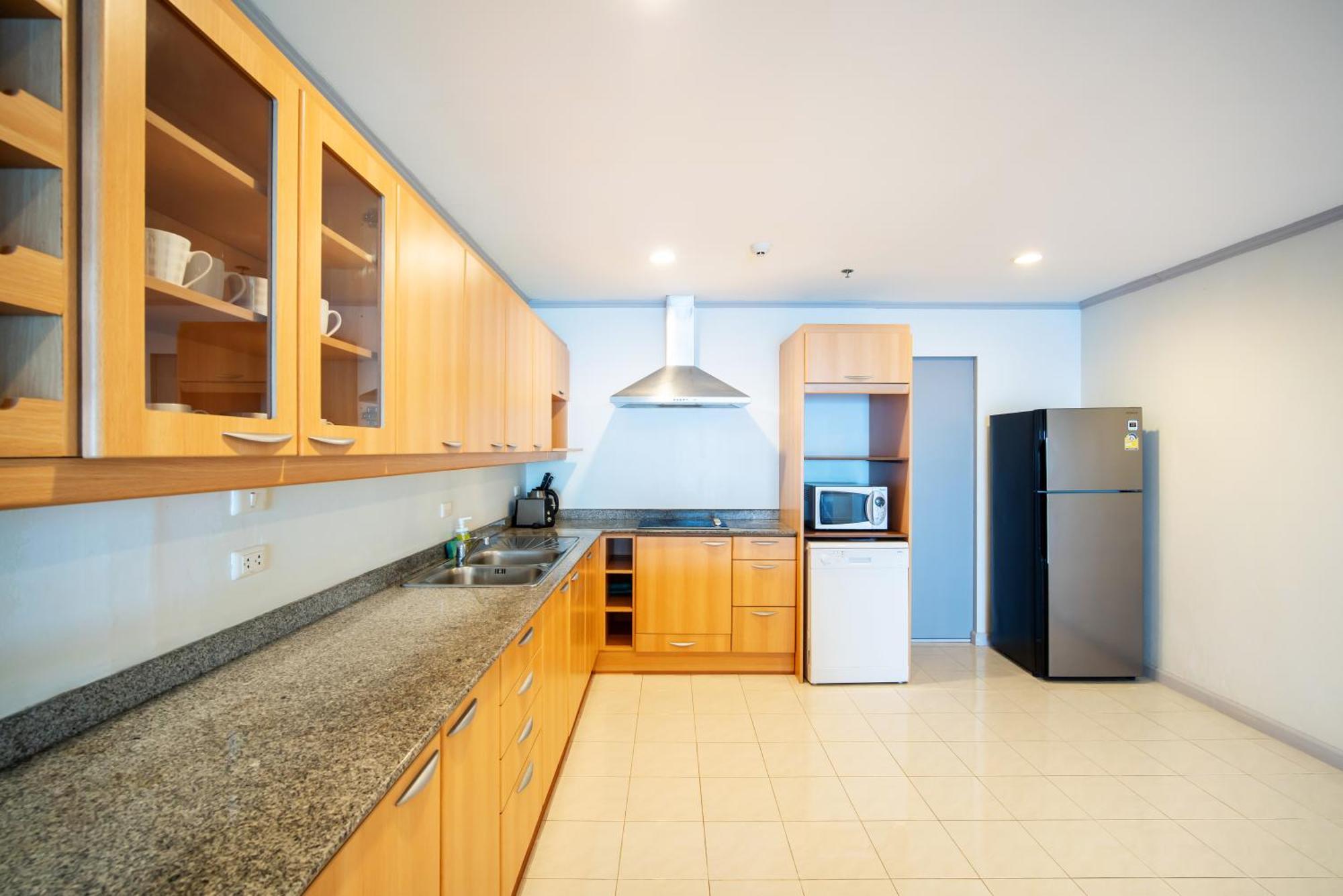 Tower Superior Seaview 3br 2402