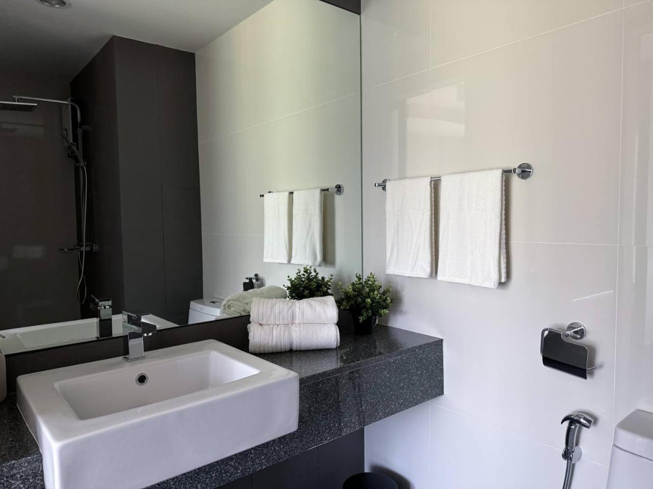 6th Avenue Surin Apartment