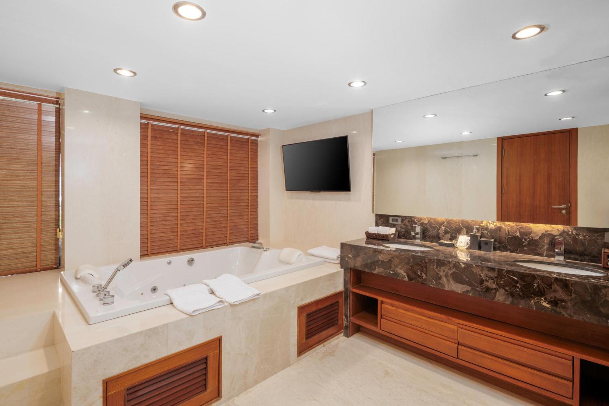 Luxury 4 Pool Seaview 6 Bedroom On Hill * Surin Beach (Phuket)