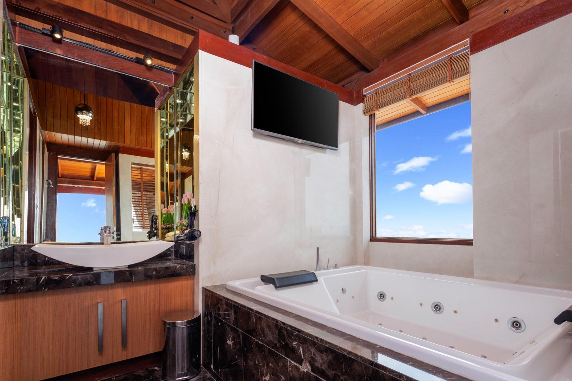 Luxury 4 Pool Seaview 6 Bedroom On Hill Villa Surin Beach (Phuket)