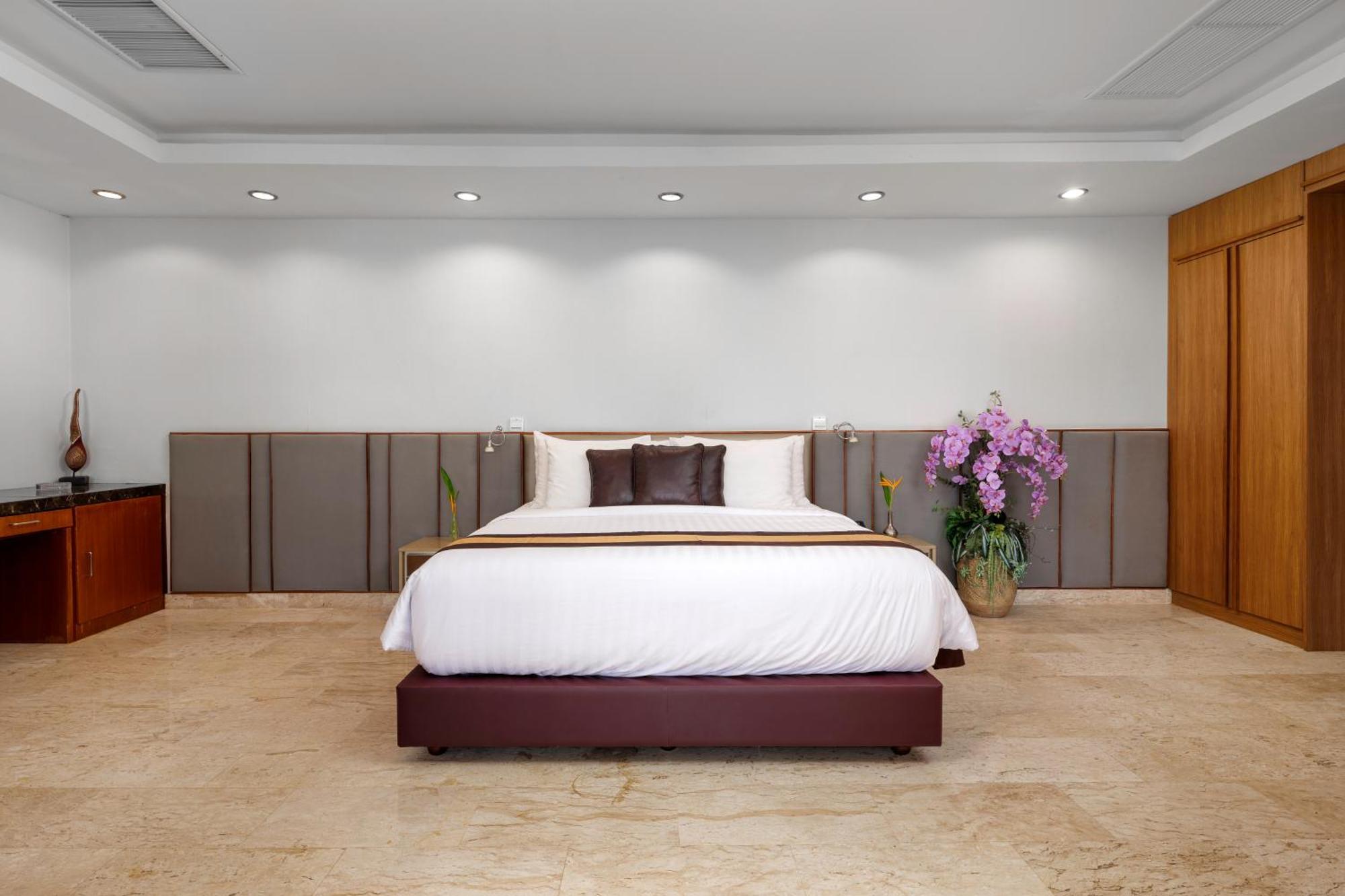 Luxury 4 Pool Seaview 6 Bedroom On Hill Villa Surin Beach (Phuket)