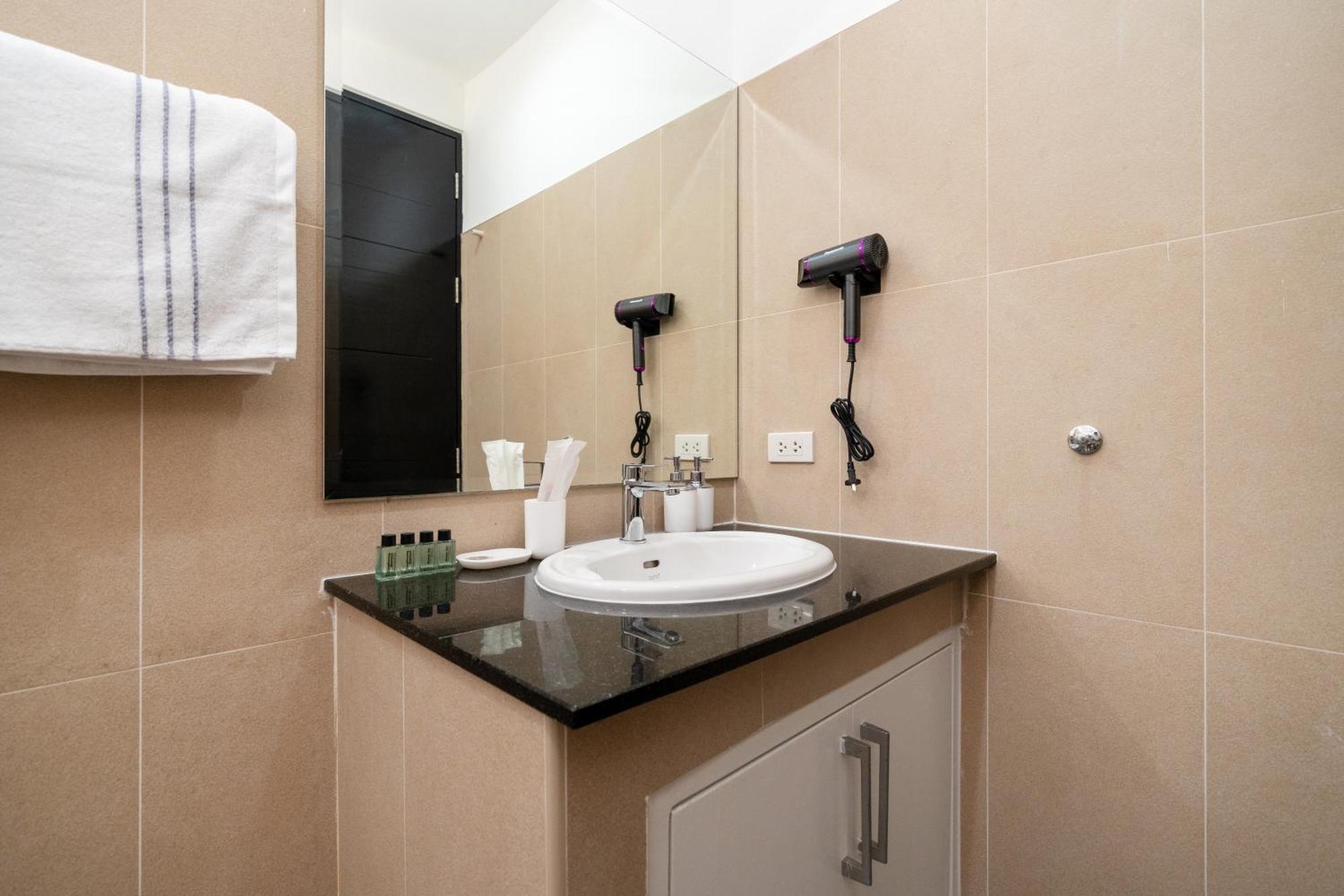 Brand New 3 Bedroom Pool 18 *