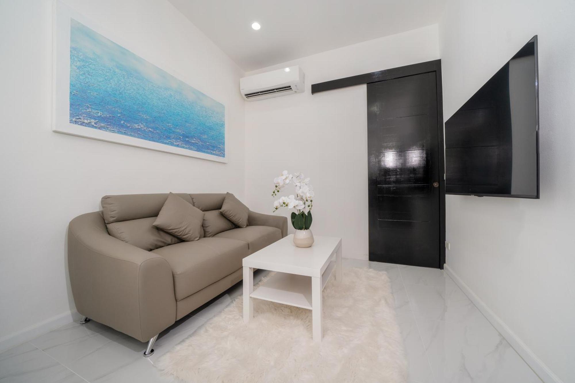 Brand New 3 Bedroom Pool 18
