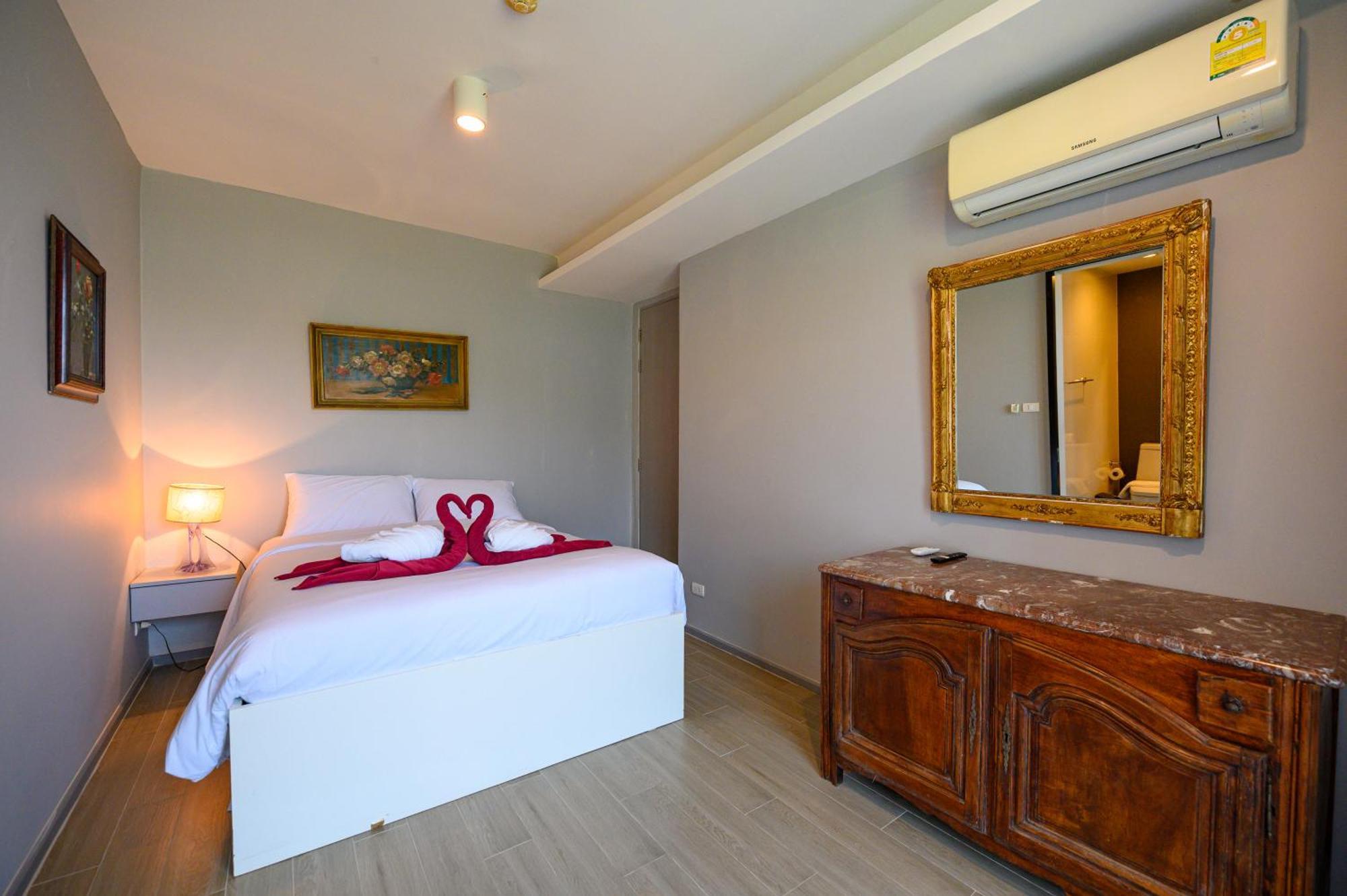 6th Avenue Surin Beach (Phuket)