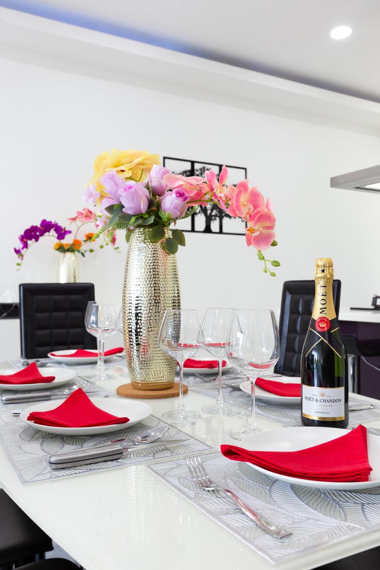 2ms Zen Luxury For Family & Friends, 4 Bdr, Private Pool, Rooftop, Kids' Playground Villa *